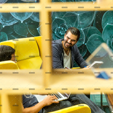 demo-attachment-421-op_linkedin-sales-navigator-hrhjn6ZTgrM-unsplash